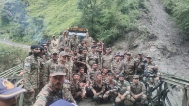 उत्तरकाशी। गंगोत्री राष्ट्रीय राजमार्ग पर लिमच्यागाड में आपदा से क्षतिग्रस्त पुल के स्थान पर वैली ब्रिज का निर्माण कार्य पूरा कर लिया गया है। युद्धस्तर पर कार्य कर तीन दिनों की अल्प अवधि में पुल बना दिए जाने से गंगोत्री मार्ग पर अब सोनगाड तक सड़क मार्ग सुचारू हो गया है और इससे आगे क्षतिग्रस्त सड़क का तेजी से पुनर्निर्माण करने की राह भी प्रशस्त हो गई है। गत दिनों हुई अतिवृष्टि के कारण गंगोत्री राष्ट्रीय राजमार्ग अनेक स्थानों पर क्षतिग्रस्त हो गया था और गंगनानी से आगे लिमच्यागाड़ पर बना 30 मीटर लंबाई का पुल आपदा के दौरान बह गया। जिसके फलस्वरूप सीमांत टकनौर क्षेत्र की लाइफलाइन कही जाने वाली इस सड़क पर यातायात पूरी तरह से बाधित हो गया था। मुख्यमंत्री पुष्कर सिंह धामी द्वारा आपदा के तुरंत बाद मौके पर पहुंचकर राहत एवं बचाव तथा पुनर्निर्माण कार्यों को युद्धस्तर पर संचालित करने के निर्देश दिए गए थे। मुख्यमंत्री निरंतर इन कार्यों की प्रगति की समीक्षा कर रहे हैं। मुख्यमंत्री की निगरानी व निर्देशन में राज्य व केंद्र सरकार के अनेक विभागों व एजेंसियों द्वारा रेस्क्यू एवं राहत अभियान बेहतर समन्वय और पूरी तेजी के साथ संचालित किया जा रहा है। इसके साथ ही आपदा प्रभावित क्षेत्र में यथाशीघ्र सामान्य स्थिति बहाल करने हेतु दिन रात काम किया जा रहा है। जिसके परिणामस्वरूप आपदा प्रभावित क्षेत्र में संचार सुविधा, बिजली और पेयजल की आपूर्ति को बहाल किया जा चुका है। भटवाड़ी सहित अन्य जगहों पर क्षतिग्रस्त सड़क को बहाल करने के बाद सीमा सड़क संगठन ने लोनिवि के सहयोग से दिनरात जुट कर लिमच्यागाड मे वैली ब्रिज बनाने का चुनौतीपूर्ण कार्य रविवार सांय को पूरा कर लिया है। गंगोत्री मार्ग पर अब सोनगाड तक सड़क संपर्क बहाल हो जाने के फलस्वरूप इससे आगे के हिस्सों में क्षतिग्रस्त सड़क के पुनर्निर्माण का कार्य तेजी से पूरे हो सकेंगे । इससे राहत एवं पुनर्वास कार्यों को और अधिक प्रभावी एवं तीव्र गति से संचालित किया जा सकेगा।