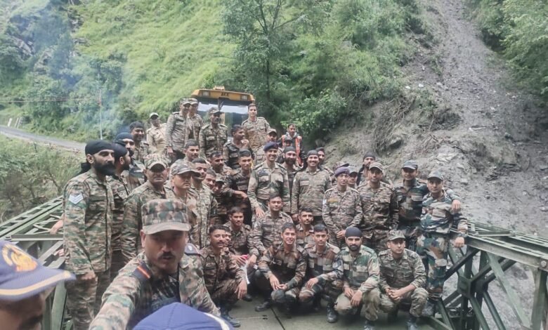 उत्तरकाशी। गंगोत्री राष्ट्रीय राजमार्ग पर लिमच्यागाड में आपदा से क्षतिग्रस्त पुल के स्थान पर वैली ब्रिज का निर्माण कार्य पूरा कर लिया गया है। युद्धस्तर पर कार्य कर तीन दिनों की अल्प अवधि में पुल बना दिए जाने से गंगोत्री मार्ग पर अब सोनगाड तक सड़क मार्ग सुचारू हो गया है और इससे आगे क्षतिग्रस्त सड़क का तेजी से पुनर्निर्माण करने की राह भी प्रशस्त हो गई है। गत दिनों हुई अतिवृष्टि के कारण गंगोत्री राष्ट्रीय राजमार्ग अनेक स्थानों पर क्षतिग्रस्त हो गया था और गंगनानी से आगे लिमच्यागाड़ पर बना 30 मीटर लंबाई का पुल आपदा के दौरान बह गया। जिसके फलस्वरूप सीमांत टकनौर क्षेत्र की लाइफलाइन कही जाने वाली इस सड़क पर यातायात पूरी तरह से बाधित हो गया था। मुख्यमंत्री पुष्कर सिंह धामी द्वारा आपदा के तुरंत बाद मौके पर पहुंचकर राहत एवं बचाव तथा पुनर्निर्माण कार्यों को युद्धस्तर पर संचालित करने के निर्देश दिए गए थे। मुख्यमंत्री निरंतर इन कार्यों की प्रगति की समीक्षा कर रहे हैं। मुख्यमंत्री की निगरानी व निर्देशन में राज्य व केंद्र सरकार के अनेक विभागों व एजेंसियों द्वारा रेस्क्यू एवं राहत अभियान बेहतर समन्वय और पूरी तेजी के साथ संचालित किया जा रहा है। इसके साथ ही आपदा प्रभावित क्षेत्र में यथाशीघ्र सामान्य स्थिति बहाल करने हेतु दिन रात काम किया जा रहा है। जिसके परिणामस्वरूप आपदा प्रभावित क्षेत्र में संचार सुविधा, बिजली और पेयजल की आपूर्ति को बहाल किया जा चुका है। भटवाड़ी सहित अन्य जगहों पर क्षतिग्रस्त सड़क को बहाल करने के बाद सीमा सड़क संगठन ने लोनिवि के सहयोग से दिनरात जुट कर लिमच्यागाड मे वैली ब्रिज बनाने का चुनौतीपूर्ण कार्य रविवार सांय को पूरा कर लिया है। गंगोत्री मार्ग पर अब सोनगाड तक सड़क संपर्क बहाल हो जाने के फलस्वरूप इससे आगे के हिस्सों में क्षतिग्रस्त सड़क के पुनर्निर्माण का कार्य तेजी से पूरे हो सकेंगे । इससे राहत एवं पुनर्वास कार्यों को और अधिक प्रभावी एवं तीव्र गति से संचालित किया जा सकेगा।