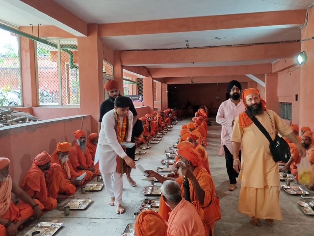 शुभ अवसर पर संत समाज में दक्षिण वितरण 
